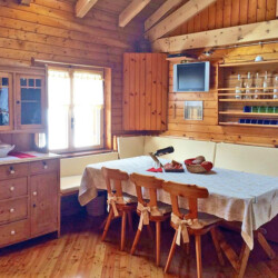 baita val di Cembra salotto