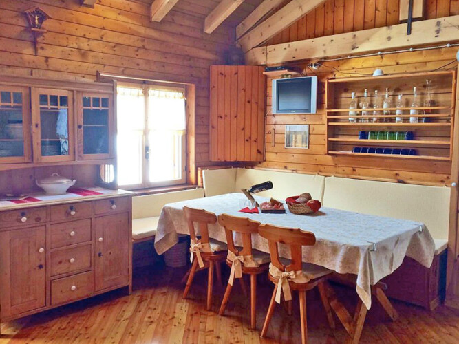 baita val di Cembra salotto
