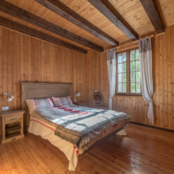 camera da letto in legno chalet Silenthia