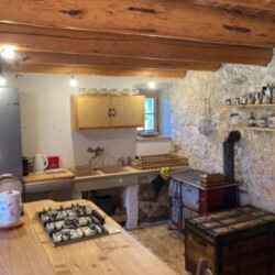 cucina baita vacanza in montagna Trentino