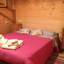 stanza da letto matrimoniale baita San Martino di Castrozza