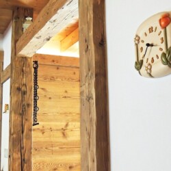dettaglio orologio e porta appartamento Val Visdende