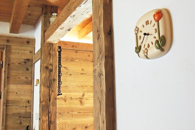 dettaglio orologio e porta appartamento Val Visdende