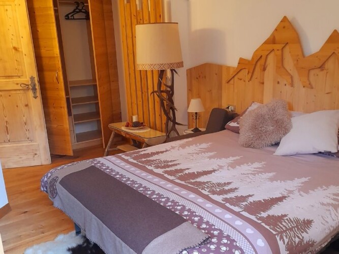 letto matrimoniale piano inferiore baita Ronchi Moena