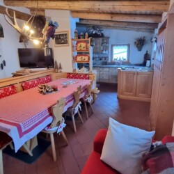 salotto cucina baita Ronchi per vacanze in montagna