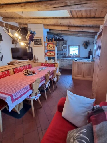 salotto cucina baita Ronchi per vacanze in montagna