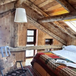 stanza da letto in baita sul soppalco