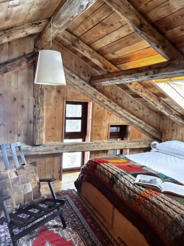 stanza da letto in baita sul soppalco