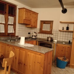 cucina appartamento Val di Rabbi baita