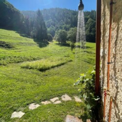 baita doccia esterna giardino con acqua calda e fredda