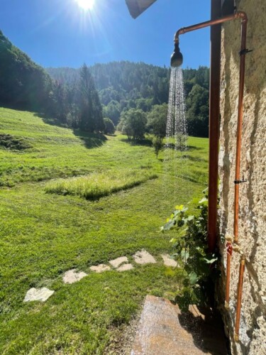 baita doccia esterna giardino con acqua calda e fredda