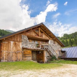 baita Fravort con prato per affitti brevi
