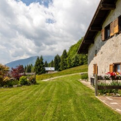 baita con grande pranto Val di Blan