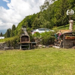 giardino baita Val di Blan con barbecue