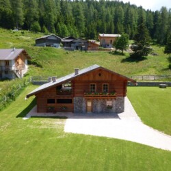 Prennstoll Hof giardino con recento e cavalli