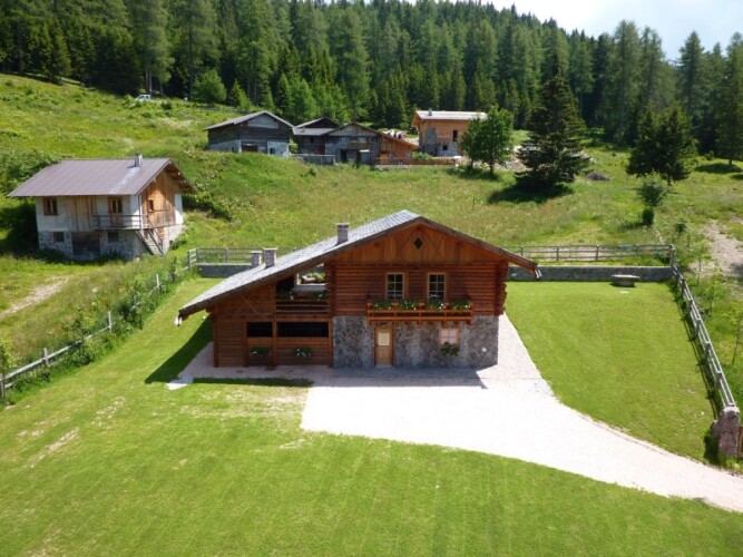 Prennstoll Hof giardino con recento e cavalli