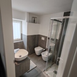 bagno con doccia Lovely House