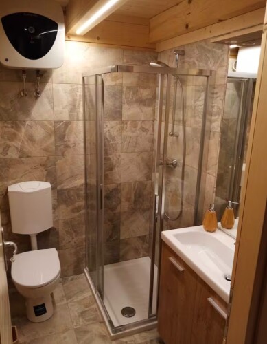 bagno con doccia Chalet Sunny House