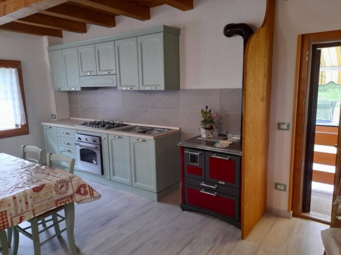 cucina e tavolo da pranzo casa in montagna
